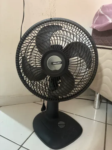 Vendo um ventilador, da marca mallory. Ventila bem quando está limpo! Não faz mt barulho