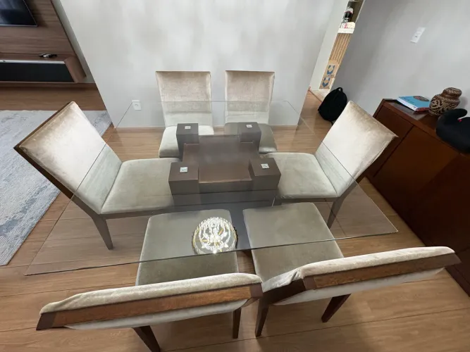 Mesa com seis cadeiras