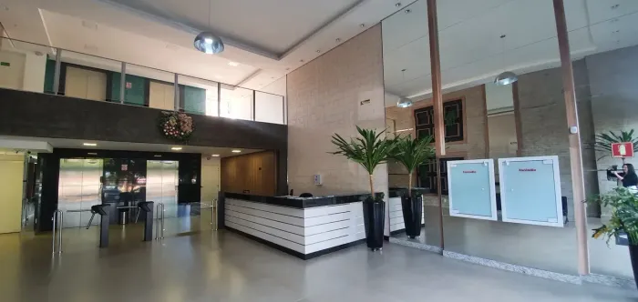 Excelente sala para aluguel no Edifício Blumenpark com 93 m² privativos em Centro - Rolân