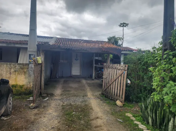 Casa em Itapoá a 700 metros  do centro, da avenida principal, bem abaixo do preço!