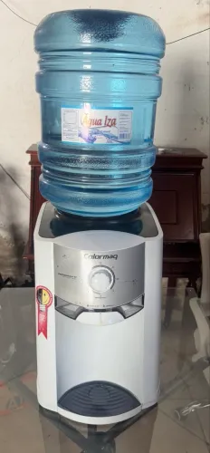 Bebedouro colormarq de motor com galão lacrado de água seminovo
