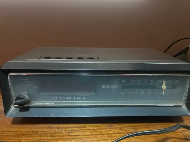 rádio relógio vintage da marca SEMP,