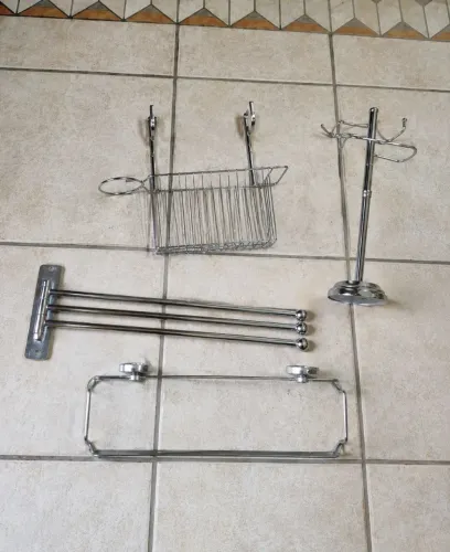 Kit de acessórios para banheiro em metal cromado, usados e em bom estado