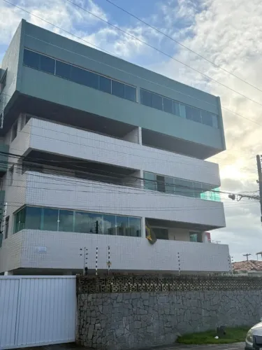 Amplo e confortável apartamento em Manaíra, elevador, três quartos e duas vagas - Venda