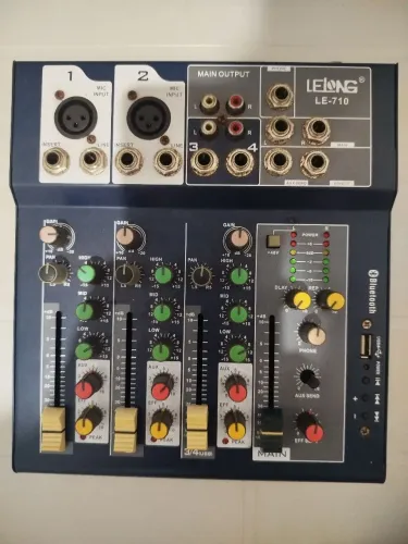 Mesa de som 4 canais Lelong LE-710