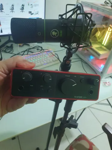 Kit focusrite 4 geração, microfone EM-91c + tripé 1700,00