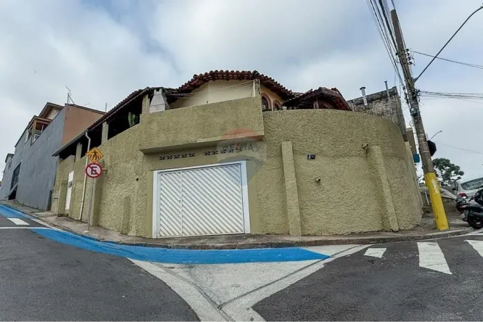 Casa a venda com 3 quartos no Centro de Ribeirão Pires - SP
