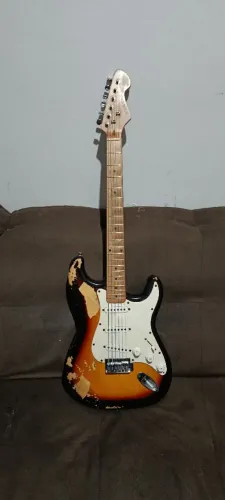 Guitarra Stratocaster Relic - Estilo Vintage - com CAPA e CABO