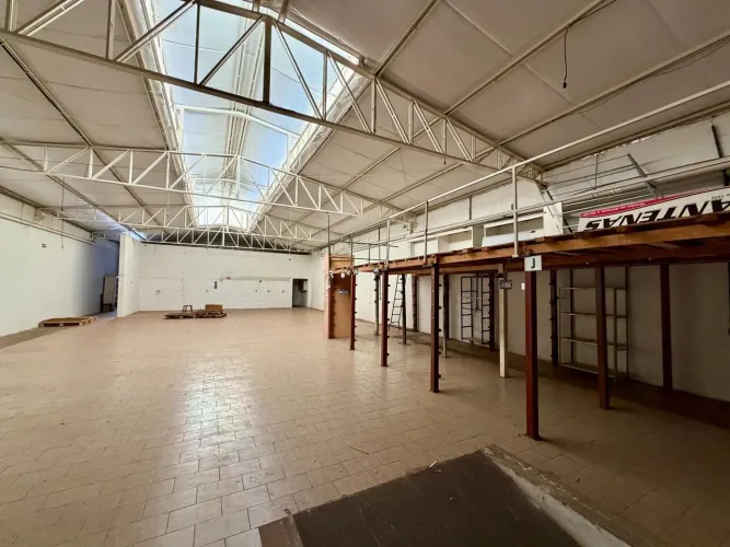 Barracão com sala comercial para alugar, 380 m² por R$ 13.000/mês - Centro - Londrina/PR