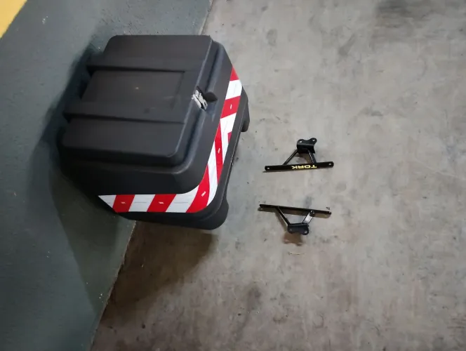 Baú com suporte para factor