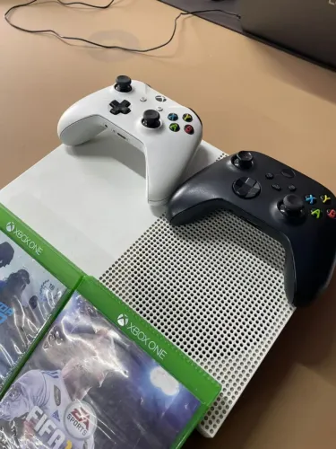 Xbox One S + 2 controles 1TB
