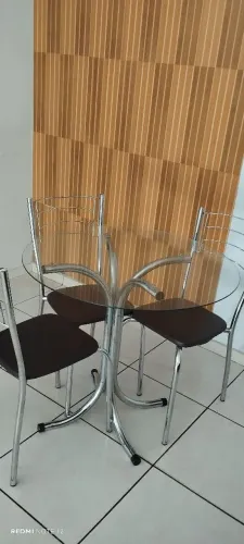 Vende-se essa mesa de vidro de 4 cadeiras valor 550 chama no WhatsApp 