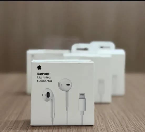 Fone de Ouvido com fio possui  Microfone e controle de volume Tipo Lightning ou USB-C 