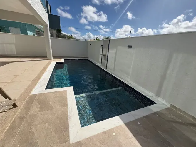 Casa em condomínio fechado, localizada lado praia a 500 metros do mar, com 4 quartos (send