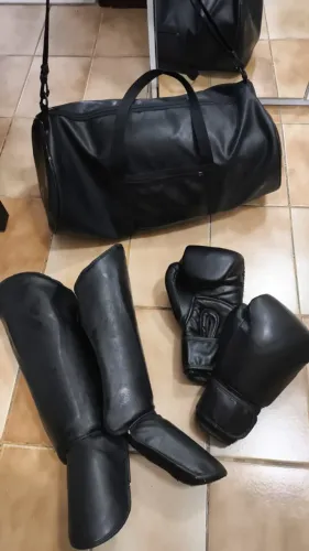 KIT PAR DE LUVAS E CANELEIRAS