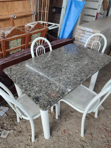 Mesa de marmore com 4 cadeiras