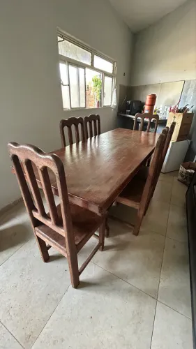 Mesa de madeira rústica maciça