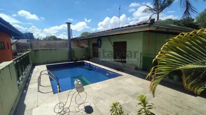 Casa à Venda com Piscina Suspensa na Região da Vila Gomes