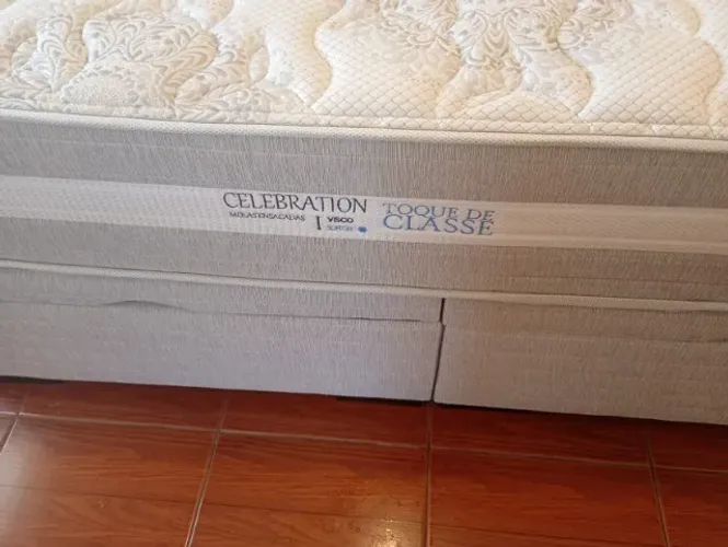 Cama de Casal King - Toque de Classe Semi Nova