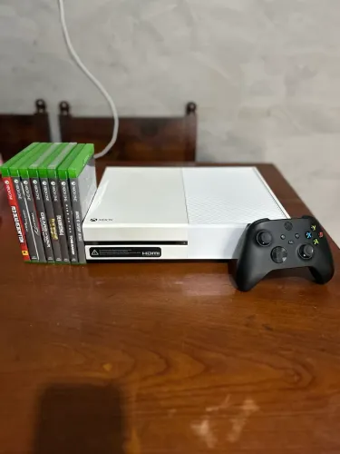 Xbox One com controle e 8 jogos