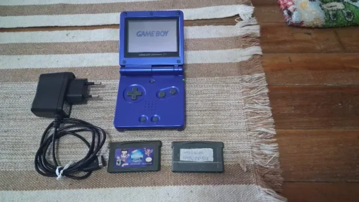GBA Azul funcionando 100% + 2 jogos Originais + carregador (Envio OLX PAY)