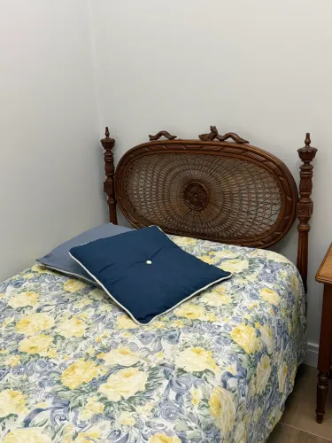 Cama de Solteiro Colonial em Madeira Maciça com Cabeceira em Palhinha