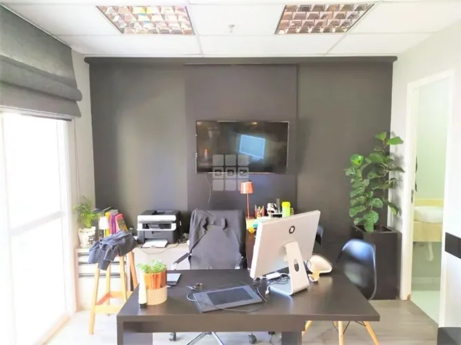 Sala Comercial de Alto Padrão à Venda em Pinheiros, São Paulo - 49m², 2 Banheiros e 1 Vaga