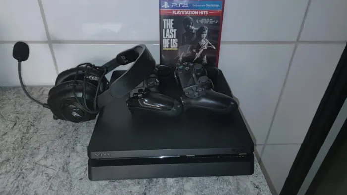PS4 Slim 1 Tera + 2 Controles + Headset + The Last of Us
