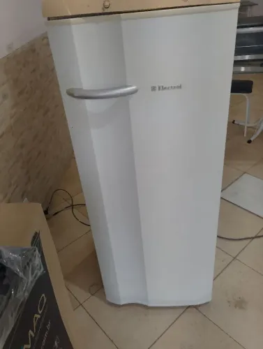 Vende Geladeira Eletrolux 280. Litros Gelando muito ok 