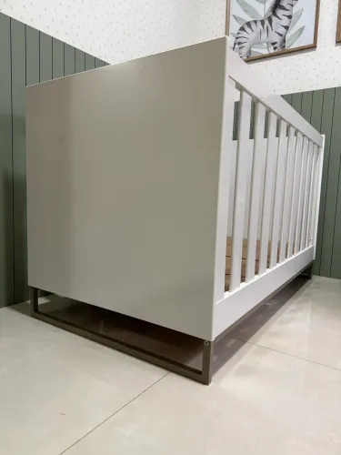 Berço infantil Branco com pés em bronze em ótimo estado