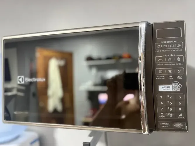 Micro-ondas Electrolux 27L cor Inox Espelhado