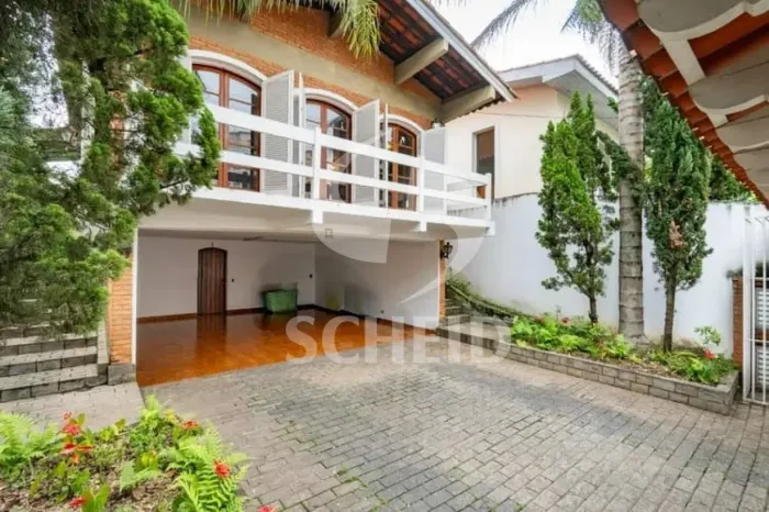 Casa a venda no jardim Leonor Morumbi com 3 quartos 2 suites.