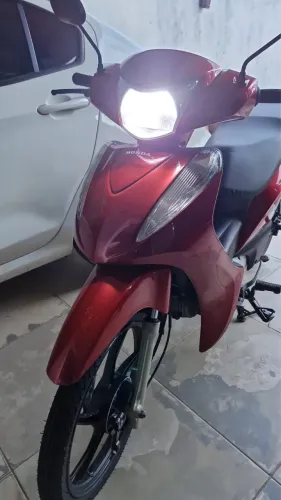 Vendo Honda Biz 2013. Super conservada. Pneus novos.