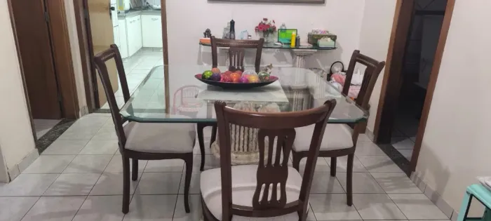 Mesa de jantar + aparador e Sofá de Couro
