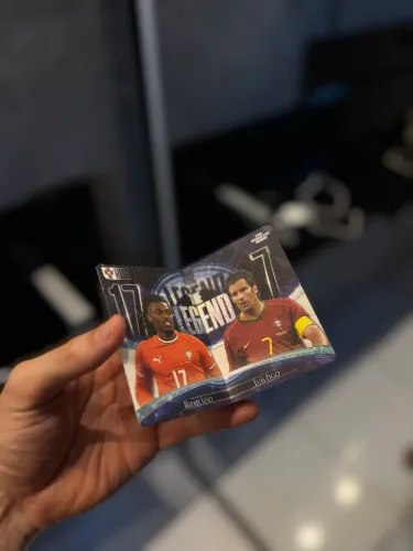 Luís Figo e Rafael Leão Panini x Kayou para a Copa do Mundo FIFA 2026.