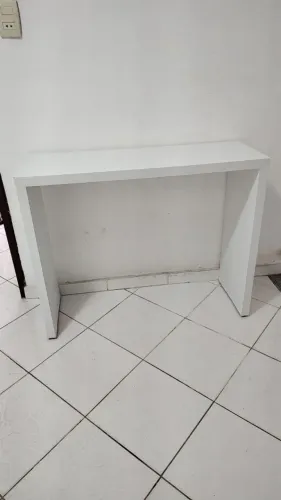 Mesa de canto em MDF em fórmica branca . 