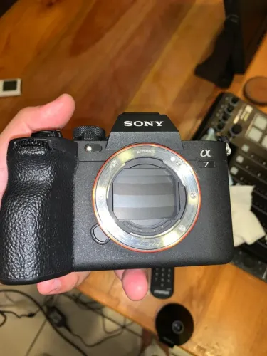 SONY A7IV (Não acompanha a lente da foto).