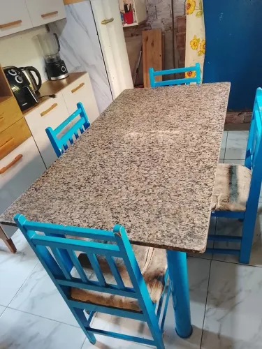 Vendo esta mesa de mármore quatro cadeiras