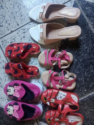 Vendo 4 pares de sandálias infantis e um adulto em ótimo estado de uso.