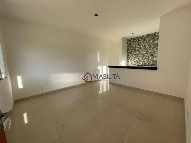 Casa a venda com 03 quartos e 02 vagas de garagem