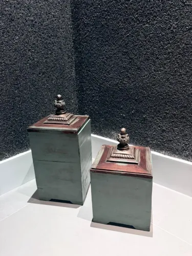 Conjunto de Potiches Decorativos em Madeira com Pátina - 43cm e 33cm