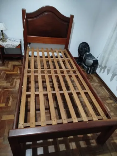 Cama de solteiro em Mogno maciço