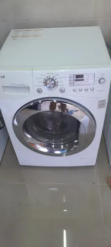Máquina de lavar roupas lava e seca