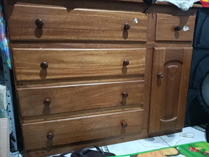 Vende-se cômoda de madeira