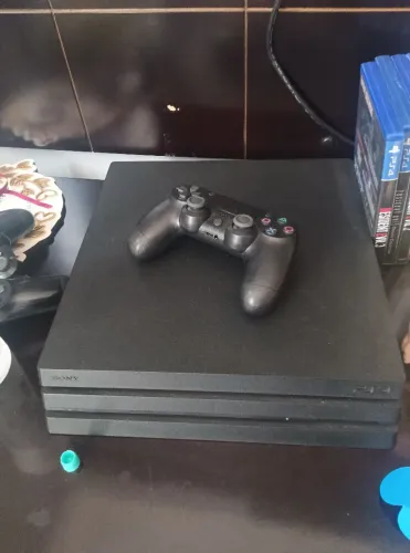 Ps4 pro  1 tera muito conservado 