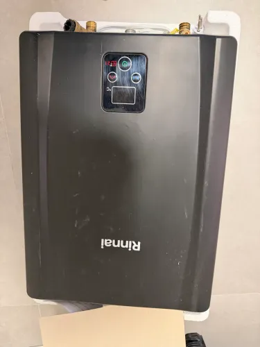 Rinnai E21-21 litros GLP Preto - Aquecedor de Água a Gás Digital REU-E211 FEH