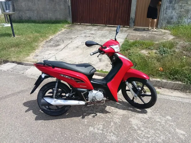 Moto em bom estado de conservação,  selada e quitada