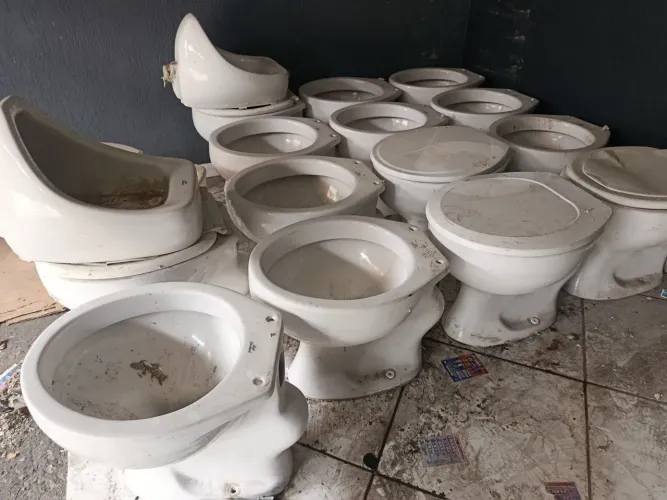 Lote de 14 vasos sanitário convencional e 2 mictorio