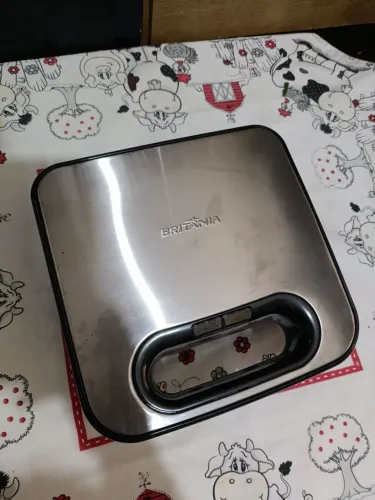 Sanduicheira e grill Britânia. 