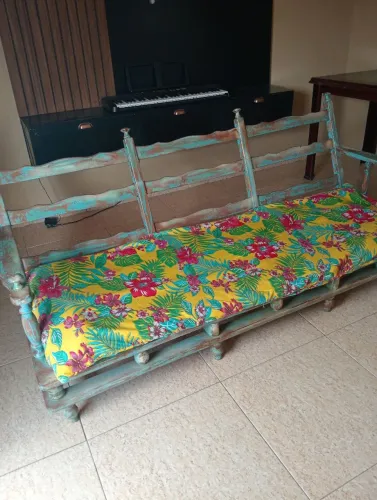 sofá rústico de madeira